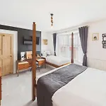 Host & - Falcon Retreat * ويتبي