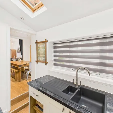 Host & - Falcon Retreat Whitby