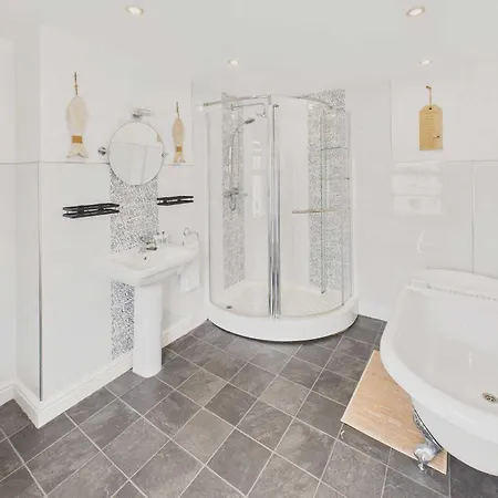 Host & - Falcon Retreat